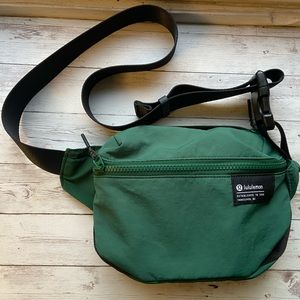 Lululemon Clean Lines 2L belt bag Everglade green